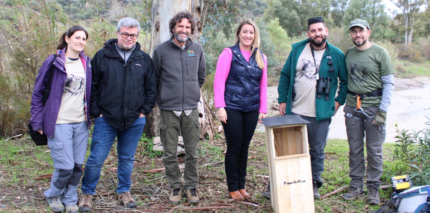 Medio Ambiente instala cajas nidos para aves cárabos