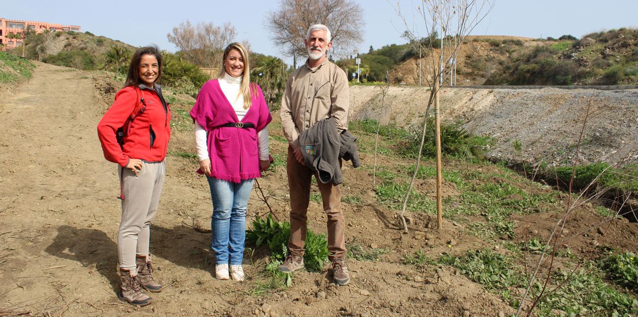 El bosque urbano acoge la plantación de 140 nuevos árboles y arbustos