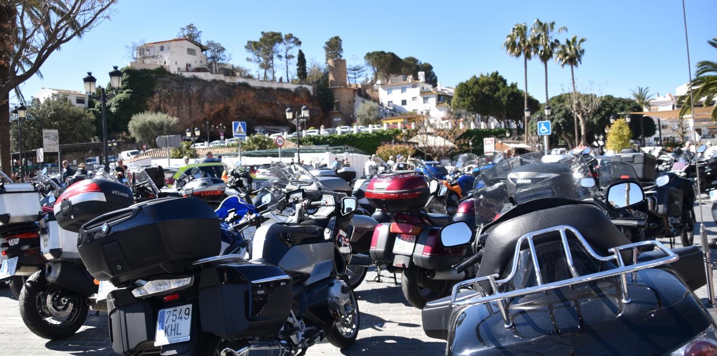 El Grupo de Policías Moteros de Málaga para en Mijas Pueblo durante su quinta ruta 